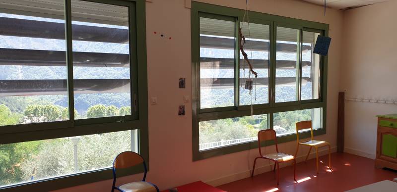 Pose de fenêtres alu et stores dans une école près de Nice