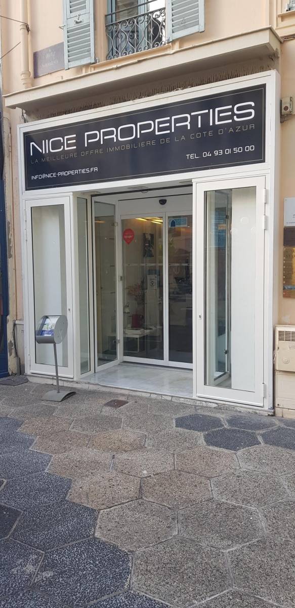installation d'une vitrine sur mesure à Nice